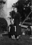 Annelies plm. 6 jaar met oma Simkje